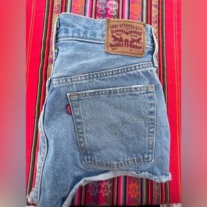 Classic Levi Cutoff Shorts🤍